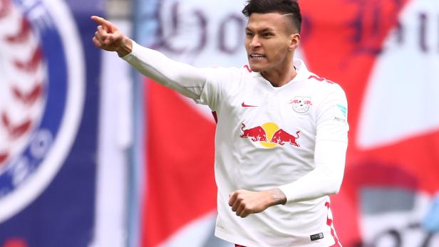 Ein Fußballspieler im Trikot von RB Leipzig zeigt mit dem Finger.