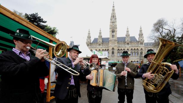 Eine Blaskapelle spielt vor dem Wiener Rathaus.