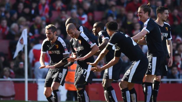 Eine Gruppe Watford-Spieler feiert gemeinsam auf dem Spielfeld.