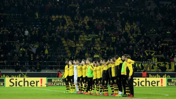 Die Mannschaft von Borussia Dortmund steht vor einem Spiel auf dem Rasen.