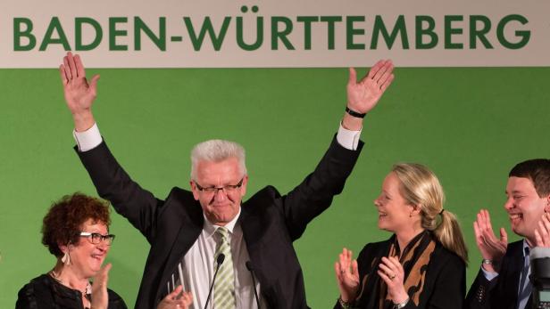 Der grüne Ministerpräsident in Baden-Württemberg, Winfried Kretschmann, sagte, es sei ein &quot;sehr überwältigendes Ergebnis&quot;: &quot;Die Baden-Württemberger haben Geschichte geschrieben.&quot;