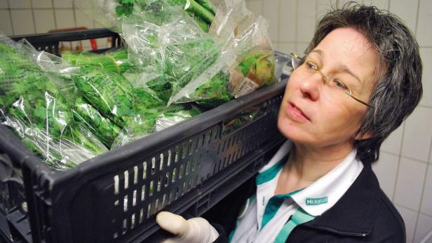 Die Grüne trägt Grünzeug: Ab fünf Uhr morgens hieß es für Regina Petrik im Supermarkt abladen, schlichten, einräumen – für 1450 € brutto.