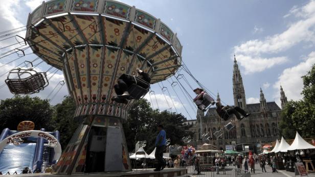 Ein Kettenkarussell auf einem Jahrmarkt vor dem Wiener Rathaus.