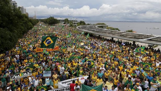 Demonstrationen am Rio Negro in Manaus