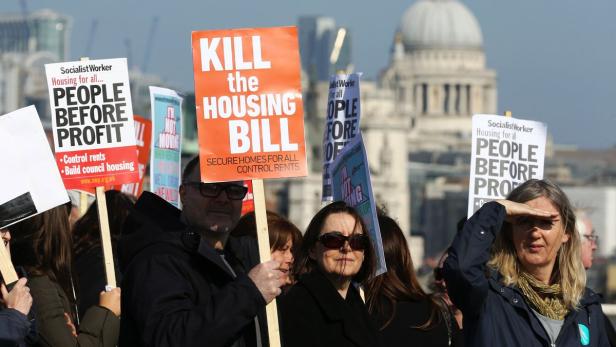 Tausende Briten haben am Sonntag in London gegen die Wohnungsbaupolitik der konservativen Regierung protestiert.