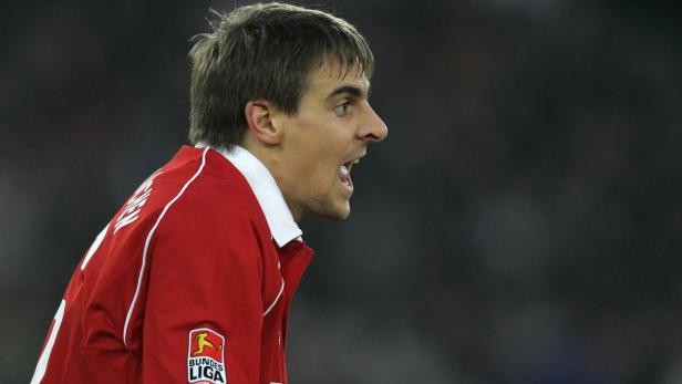 Ein Fußballspieler in rotem Trikot schreit auf dem Spielfeld.