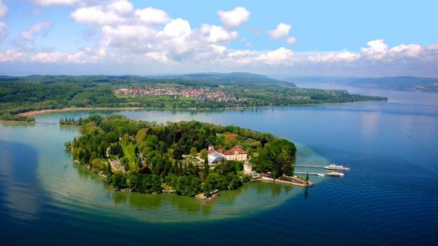 Die Insel Mainau im Bodensee mit Schloss und Parkanlage.