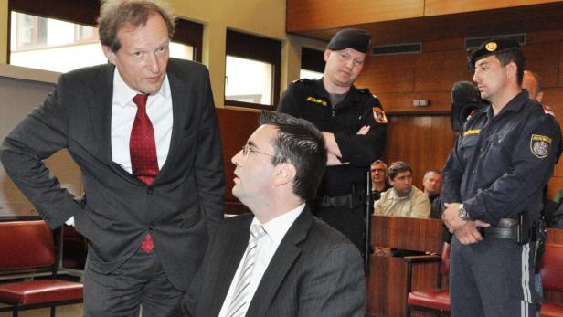 Roman B. mit Verteidiger Blaschitz. Der Banker fasste 5,5 Jahre Haft aus. Das Urteil ist nicht rechtskräftig.