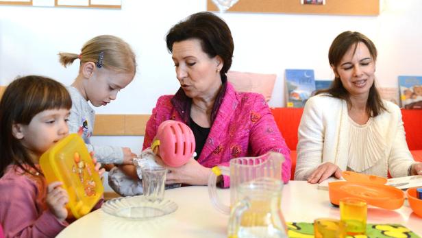 Gabriele Heinisch-Hosek und Sophie Karmasin beim Besuches eines Kindergartens in Wiener Neudorf