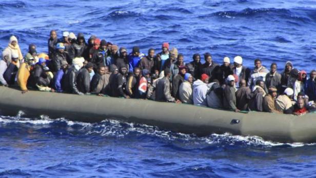 Migranten auf einem Boot Richtung Europa (Archivild)