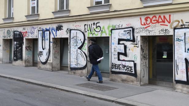 Der Graffiti-Schriftzug &quot;Puber&quot; tauchte ab Mai 2013 intensiv im Wiener Stadtbild auf. Hinter dem Pseudonym steckt mutmaßlich ein 30-jähriger Schweizer, der seit Mittwoch wegen steht. 232 Fakten sind angeklagt, es geht um eine Gesamtschadenshöhe von mindestens 50.000 Euro.