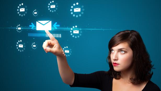 Eine Frau tippt auf ein E-Mail-Symbol auf einem digitalen Bildschirm.