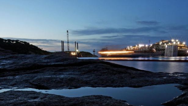 Die beleuchtete „Costa Concordia“ liegt vor der Küste von Giglio im Wasser.