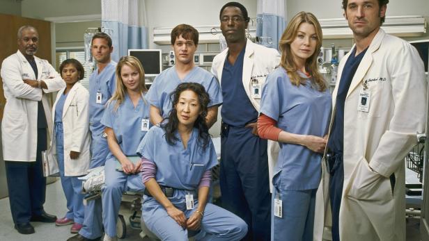 Die Besetzung der Fernsehserie „Grey's Anatomy“ posiert in einem Krankenhaus.