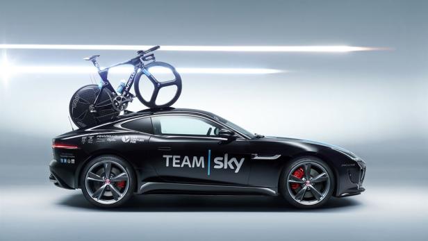 Ein schwarzer Jaguar F-Type mit einem Rennrad des Team Sky auf dem Dach.