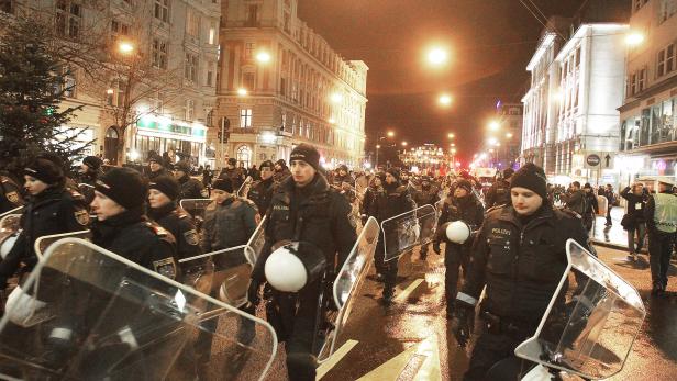 Akademikerball: 2700 Polizisten für 2000 Demonstranten