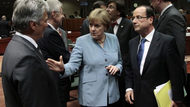 Angela Merkel und François Hollande im Gespräch mit anderen Politikern.