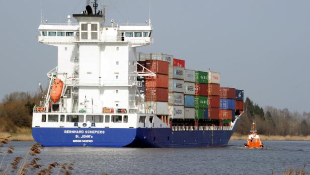 Ein Containerschiff namens „Bernhard Schepers“ fährt auf einem Kanal.