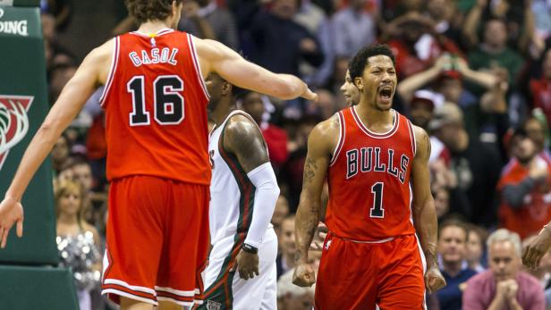 Derrick Rose von den Chicago Bulls jubelt auf dem Spielfeld.