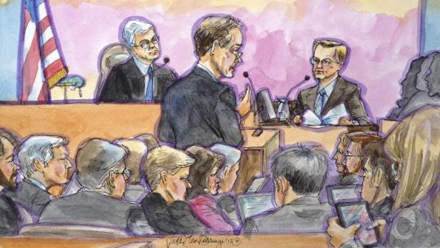 Eine Gerichtssaalzeichnung zeigt Anwälte, Richter und Zuschauer während einer Verhandlung.