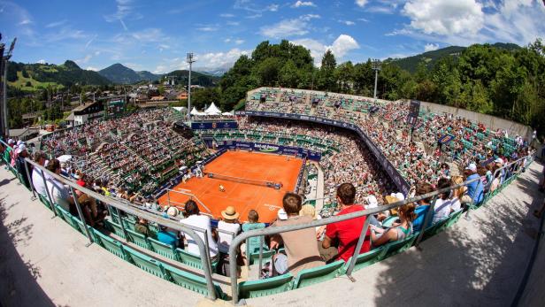 Ein Tennismatch vor einer großen Zuschauermenge in Kitzbühel, Österreich.
