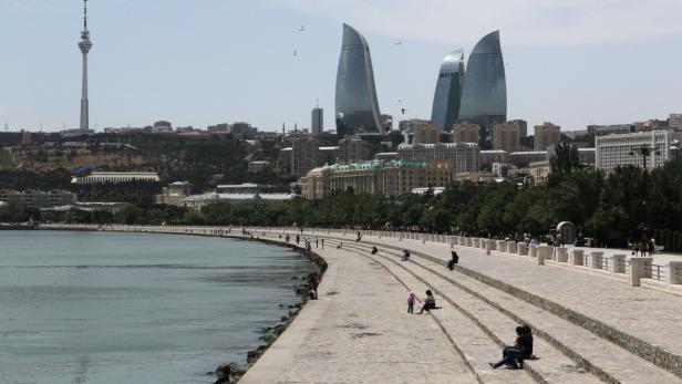 Überschaubare Menschenmengen an der Uferpromenade von Baku