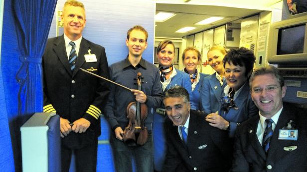 Die Crew einer KLM-Maschine half Auner beim Transport der Geige.