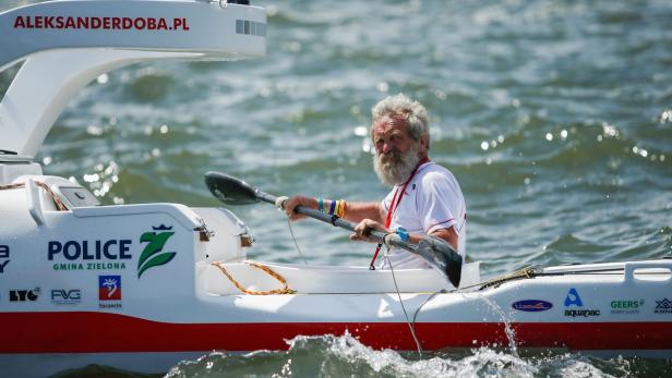 Per Kajak ist ein polnischer Großvater von New York aus in See gestochen, um allein quer über den Atlantik bis nach Portugal zu paddeln.
