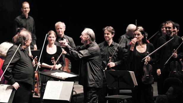 Nikolaus Harnoncourt und die Musikerinnen und Musiker des Concentus Musicus im Großen Salzburger Festspielhaus: Jubel für eine überzeugende Mozart-Interpretation.