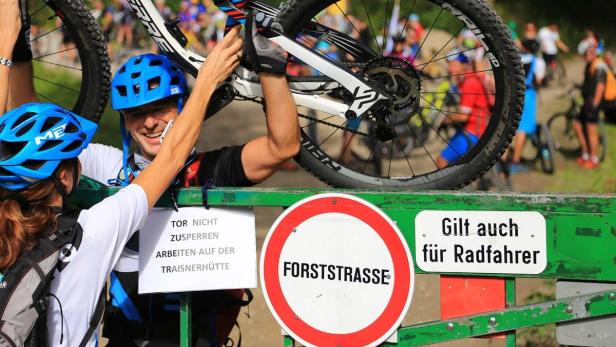 Mit „Trutzpartien“ wollen die Biker auf ihren Wunsch nach einer Gleichstellung mit Wanderern aufmerksam machen. Auf vielen Forststraßen darf das Rad nur getragen werden