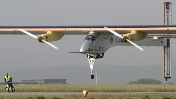 Das Solarflugzeug „Solar Impulse“ kurz vor der Landung auf einer Landebahn.