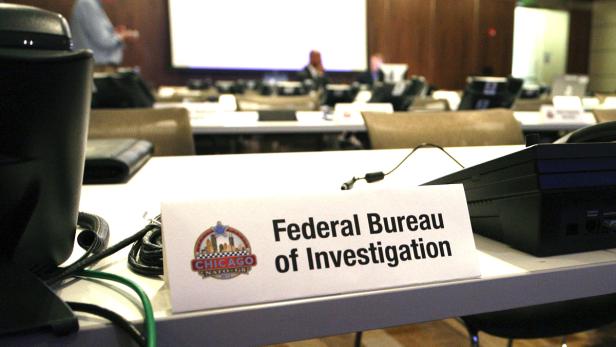 Ein Schild mit der Aufschrift „Federal Bureau of Investigation“ steht auf einem Tisch.