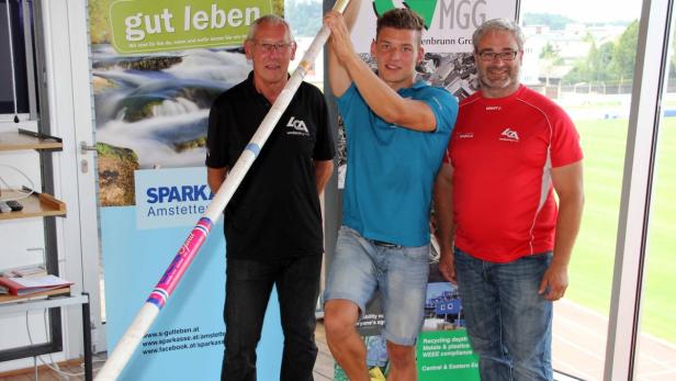 WM-Starter im Stabhochsprung Matthias Freinberger (M.) mit LCA-Obmann Fritz Ettlinger und Funktionär Michael Hofer (r.)