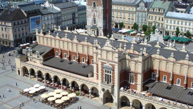 Rynek Glówny mit Tuchhallen und Rathausturm