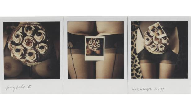 Eine Triptychon-Fotografie zeigt einen verzierten Kuchen, der auf dem Körper einer Frau platziert ist.