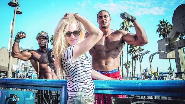 Larissa posiert mit den durchtrainierten Bodybuildern am berühmten Venice Beach.