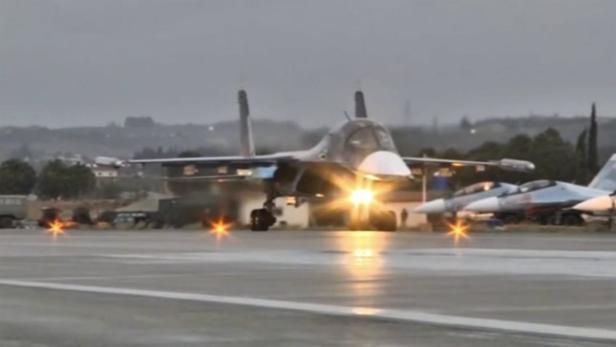 Ein russischer Jet startet vom Flughafen Hmejmim.