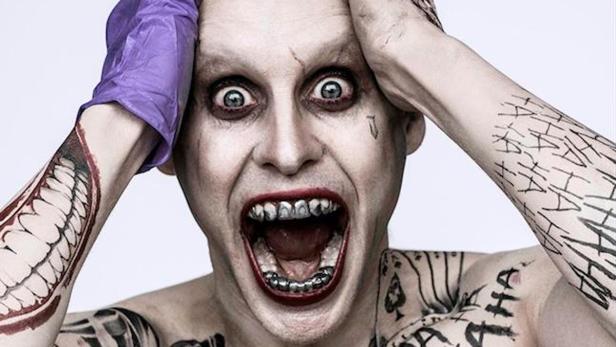 Jared Leto als der Joker mit Tätowierungen und Metallzähnen schreit.