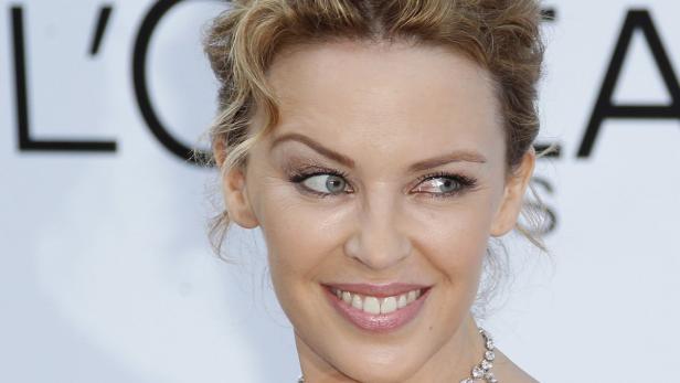 Nahaufnahme von Kylie Minogue, die lächelt und zur Seite blickt.