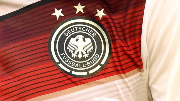 Das Logo des Deutschen Fußball-Bundes auf einem Trikot.