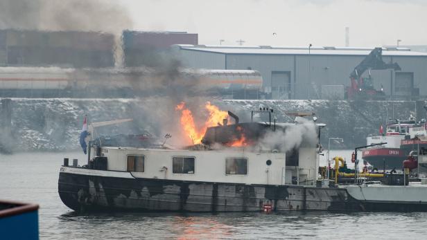 Das brennende Schiff auf der Donau bei Mauthausen.