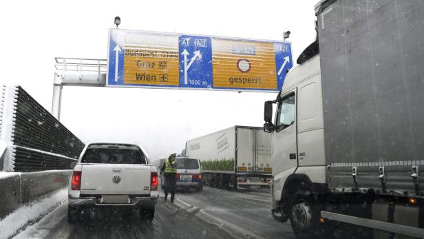 Vier Stunden lang war die A21 in Fahrtrichtung Wien gesperrt. Die Autofahrer mussten großräumig über die A1 ausweichen.