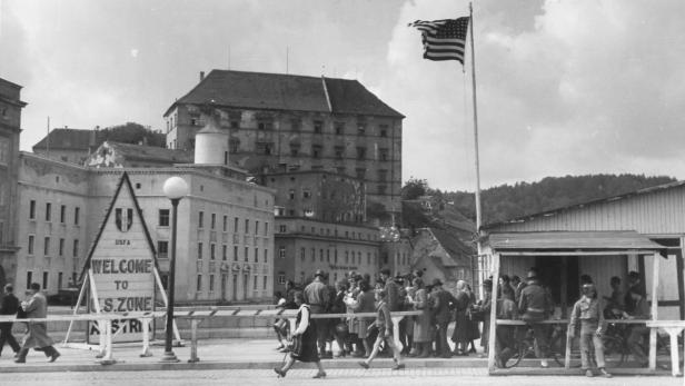 Linz, geteilte Stadt: Auf der Nibelungenbrücke befanden sich die Kontrollposten der Russen und – hier im Bild – der Amerikaner .