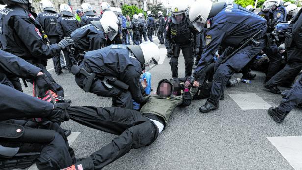 37 Personen wurden bei der Demo im Mai 2014 festgenommen. APA-FOTO: HERBERT PFARRHOFER