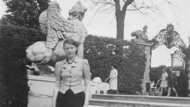 Die 19-jährige Käthe Sasso 1945 im Garten des Belvedere, wenige Monate, nach dem sie dem Todesmarsch der SS entkommen war.