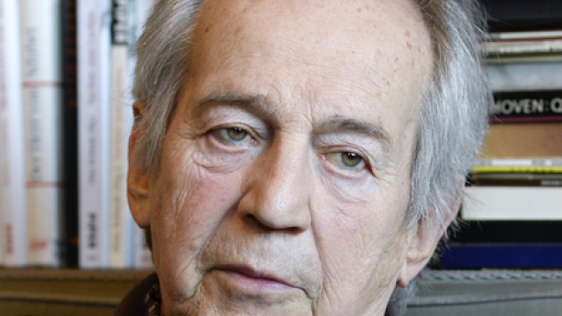 Nahaufnahme des Komponisten Friedrich Cerha vor einem Bücherregal.