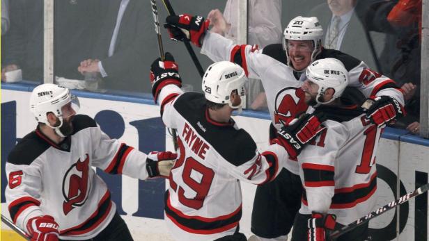 Eishockeyspieler der New Jersey Devils feiern ein Tor.