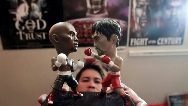 Zwei Wackelköpfe von Mayweather und Pacquiao stehen sich gegenüber.