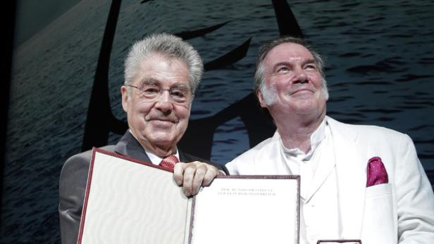 Bundespräsident Heinz Fischer überreichte Intendant David Pountney das Österreichische Ehrenkreuz für Wissenschaft und Kunst 1. Klasse