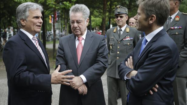 (v.l.) Bundeskanzler Werner Faymann, Bundespräsident Heinz Fischer und Kulturminister Josef Ostermayer